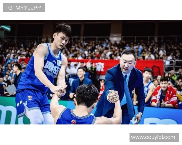 师徒重聚!刘维伟现身开拓者球馆 与前青岛男篮外援里斯寒暄