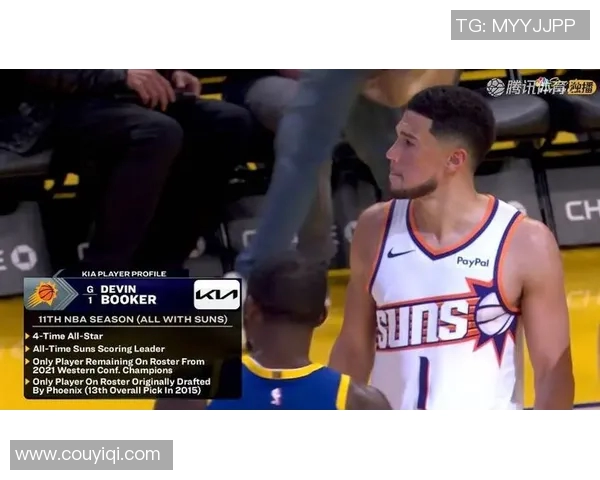 穆迪爆了！库里28+4+3，赛后库里走入场内，一把抱住走来的布克