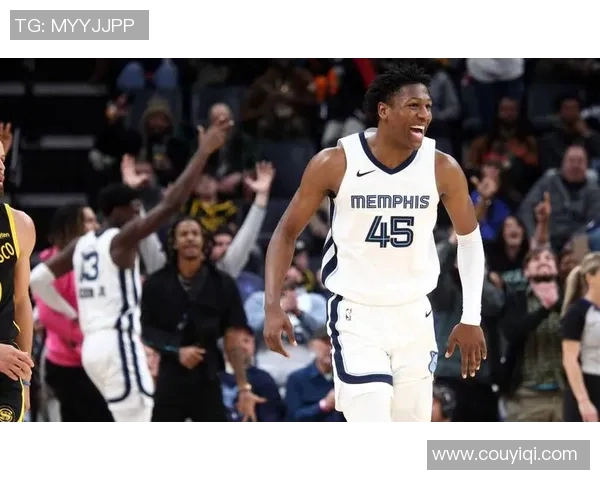 字母哥与自家球迷互嘘!记者：关系名存实亡 不好看局面会越来越多